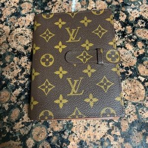 Women’s LV picture book/wallet/passport.